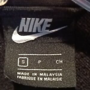 NIKE red and black polyester jacket w front zipper & vertical pockets Small